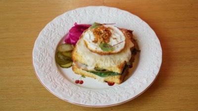 Крок-мадам с индейкой и соленьями.