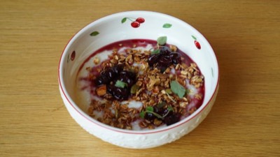 Каша рисовая с вишней и гранолой