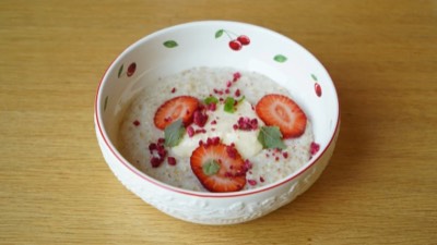 Овсяная каша с ванильным кремом и со свежей клубникой
