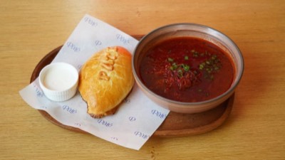 Борщ с говядиной и пирожком с картофелем