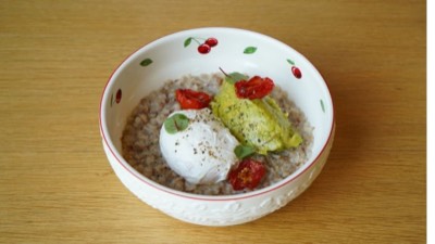 Гречневая каша с яйцом пашот и авокадо.