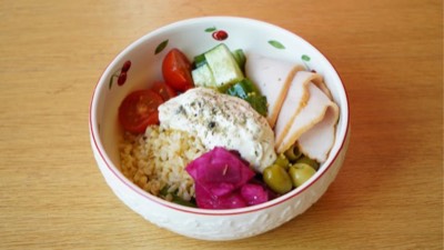 Боул с индейкой, булгуром и соусом тар тар